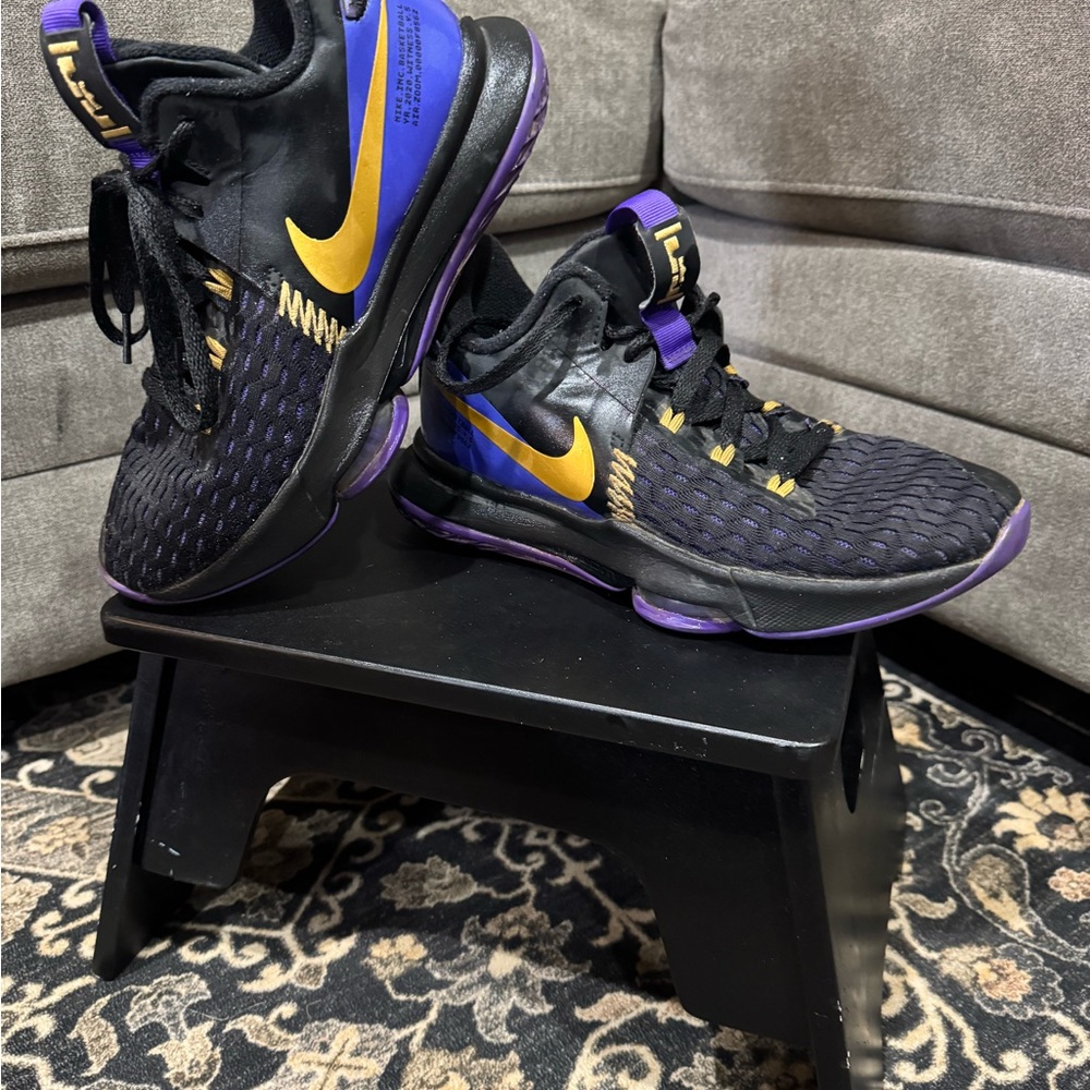 Nike Basketball Shoes Black and Gold Athletic Shoes EXCELLENT CONDITION